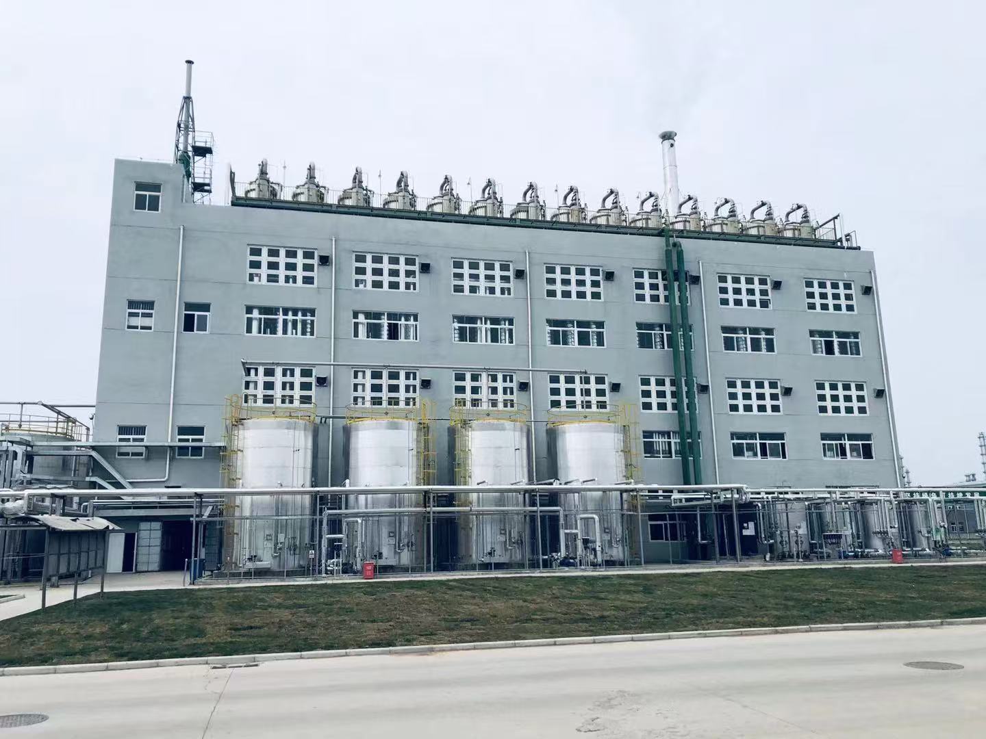 Production building with process vessels